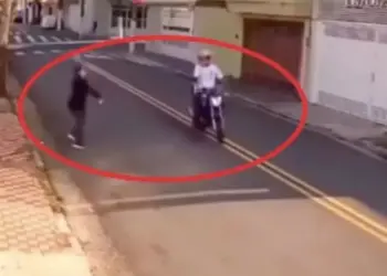 Mujer huye por creer que motociclista la asaltaría
