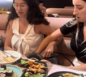 Jóvenes intentan llevarse comida de buffet en bolsa