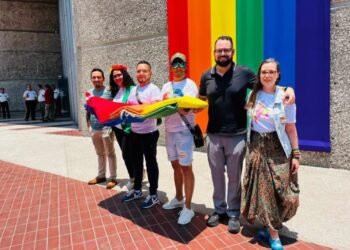Reponen bandera LGBT+ en Infonavit tras ser rota por líder sindical