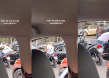 Hombre baja de su moto y besa a mujer en el tráfico