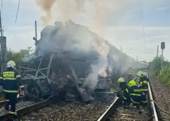 Chocan entre tren y autobús en Eslovaquia; seis muertos
