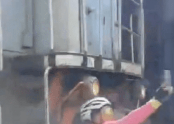 Tren golpea a ciclista en Brasil