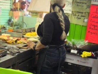 Vendedora se viraliza por no atender su puesto