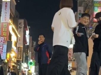 Indigente da dinero a pareja que bailaba ‘Payaso del Rodeo’