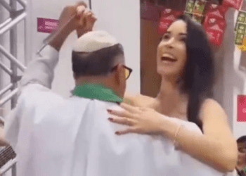 Sacerdote baila bachata con joven