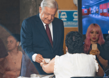 AMLO vota con su esposa en casilla del Centro Histórico