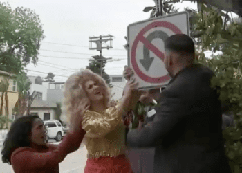 Eliminan señales de “Prohibido girar en U” en barrio gay tras controversia por presunta homofobia