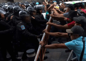 10 maestros y 1 policía heridos por enfrentamiento de hoy en el Zócalo
