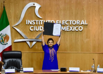 Clara Brugada recibe constancia de mayoría