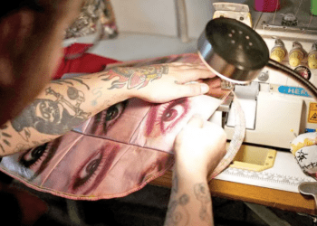 Mexicano crea bolsas con lonas políticas