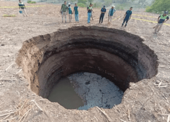 Aparece gigantesco socavón en Tlapa, Guerrero