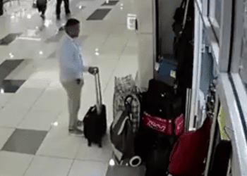 Hombre roba maleta exhibida en una plaza comercial