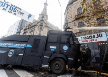 Javier Milei reprime protesta contra el paquete de reformas