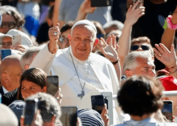 Papa Francisco pide homilías cortas, para que los fieles no se duerman