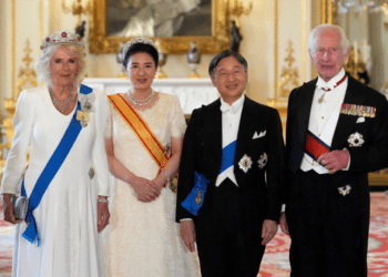 Reyes de Inglaterra reciben al emperador de Japón