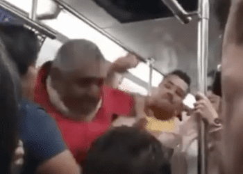 Hombres pelean por un asiento en el Metro CDMX