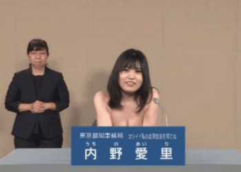 Candidata a gobernadora de Tokio se quita la blusa en pleno debate
