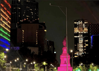 Así se ilumina la CDMX con los colores del arcoíris