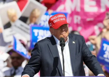 Trump suma apoyo de votantes indecisos, revela sondeo