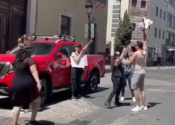 Deudor alimentario quita lona que lo exhibe