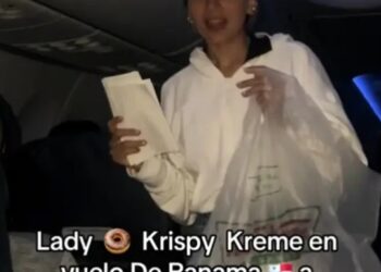 Pasajera vende donas en vuelo