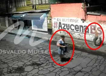 Mujer es golpeada por hombre; nadie la ayuda