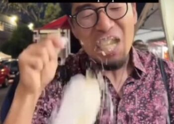 Joven japonés come elote por primera vez