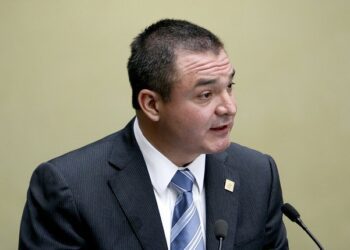 Abogados de García Luna buscan aplazar sentencia