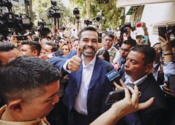 Álvarez Máynez emite su voto, asegura que "es una experiencia única"