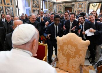 El Vaticano se llena de risas: El Papa Francisco recibe a 107 actores y comediantes