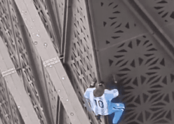 Hombre escala rascacielos sin protección