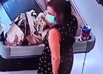 Mujer se hace del baño en el supermercado