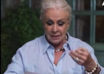 Laura Zapata canta Himno Nacional como protesta