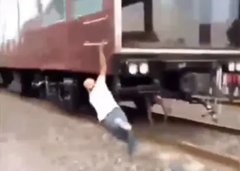 Hombre se cuelga de locomotora ‘La Emperatriz’ y cae