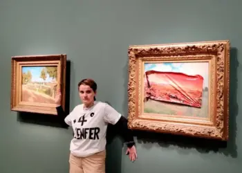 Activista pega sticker en cuadro de Monet