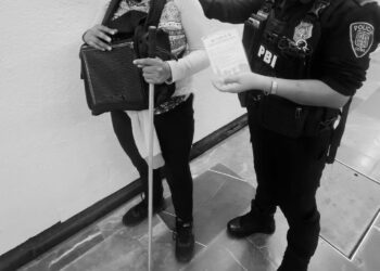 Muerde a policía por no dejarla cantar en el Metro