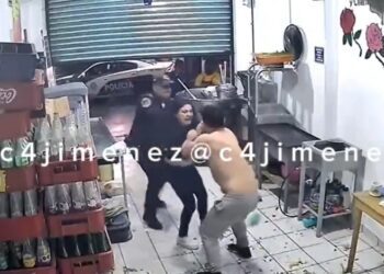 Mujer apuñala a su esposo frente a policías