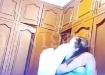 Mujer graba a su esposo golpeándola y pide ayuda