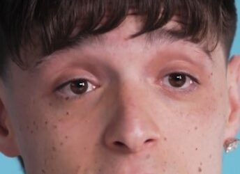 Peso Pluma ignora que Steve Jobs murió y le hace petición