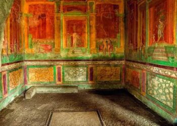 Detienen a turista por escribir su nombre en Pompeya