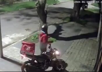 Repartidor se defiende con machete de dos asaltantes