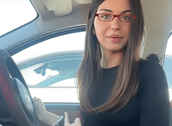 Chocan auto de joven y ella se venga