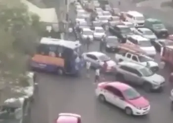 Vinculan a proceso a 15 taxistas por agredir a policías