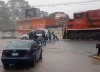 Familia es salvada de ser aplastada por trenes