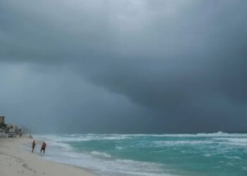 Mal clima arruina el viaje de turistas en Cancún