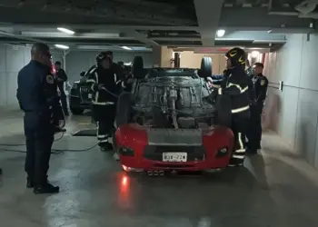 Se voltea auto en estacionamiento de la Condesa