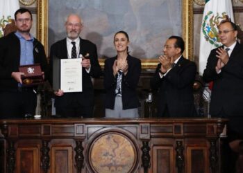 AMLO y Sheinbaum celebran libertad de Julian Assange