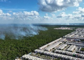 Bomberos realizan incesantes trabajos para sofocar incendio en Villas del Sol