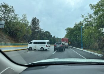 Choca camioneta que transportaba migrantes en la autopista