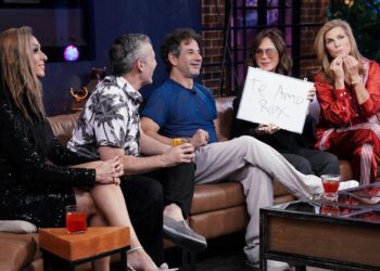 Yolanda Andrade no puede hablar; se comunica con pizarrón